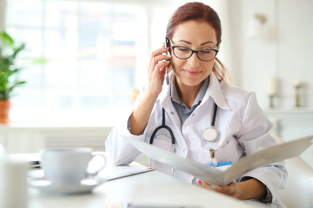 Médica venezolana revisando la ficha de un paciente